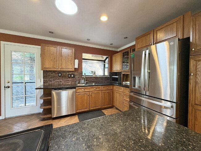 Building Photo - Charming 4-Bed by the Lake in Morgan Hill