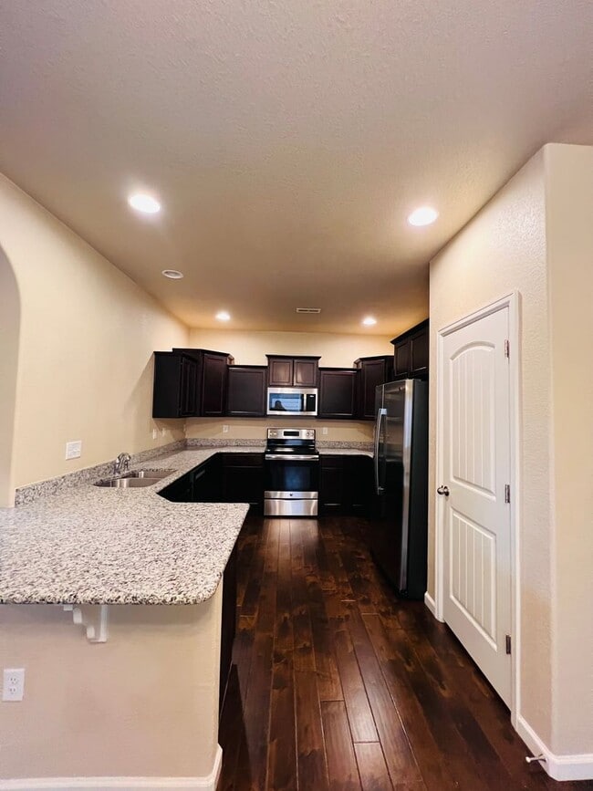 Building Photo - 5640 Shamrock Heights