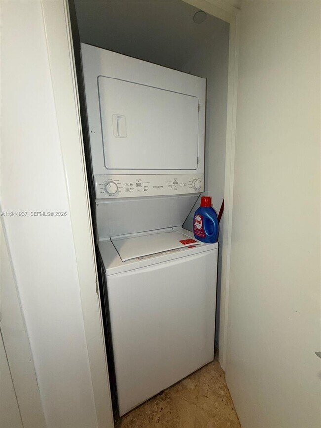 Building Photo - 1800 S Ocean Dr