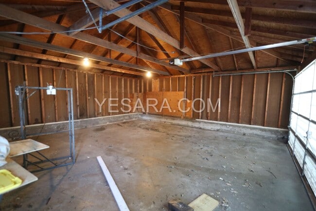 Building Photo - 2 Bedroom 1 Bath