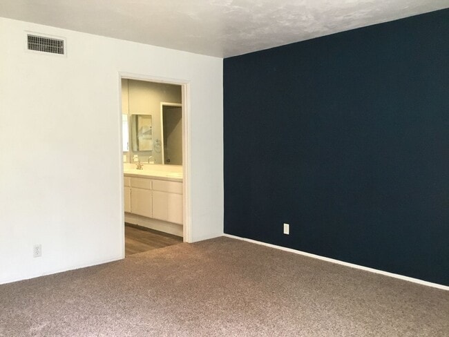 Building Photo - 2BR 2BA Condo-AC, Washer/Dryer in Unit, Pe...