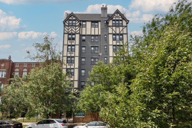 Primary Photo - 5718 N Winthrop Ave
