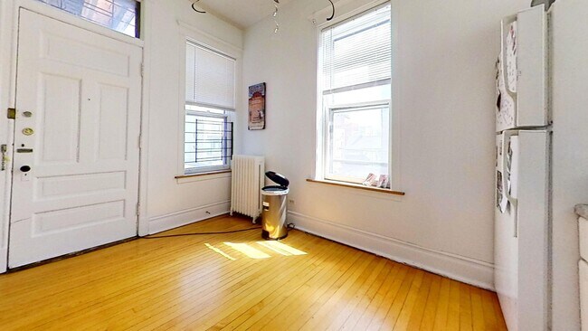 Building Photo - Top Floor Wrigleyville Two Bed Includes Heat