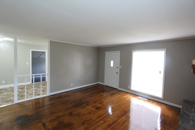 Building Photo - New On The Market!  3 Bedroom 1 Bath + Lar...