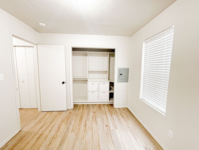 Building Photo - MOVE IN READY! Updated 2 Bed - 1 Bath NW OKC!