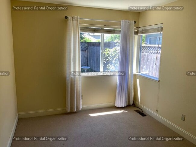 Building Photo - Beautiful Eastside 4 Bedroom, 3 Full baths in quiet neighborhood