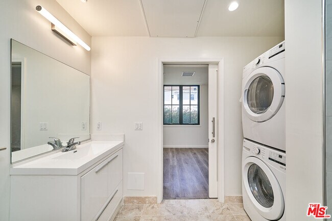 Building Photo - 951 S Wilton Pl