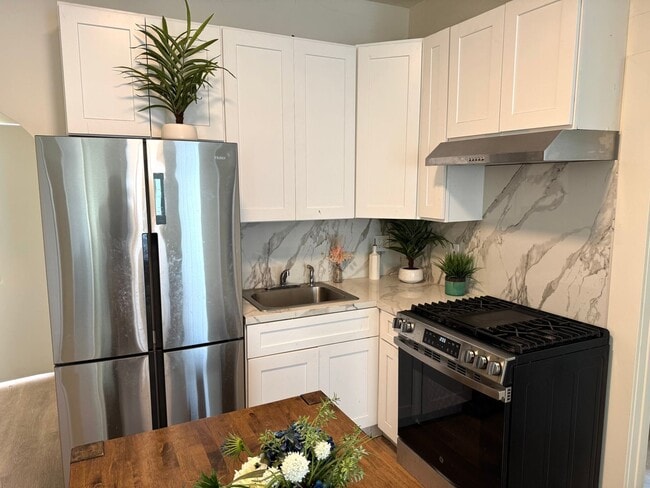 Building Photo - 1 MONTH FREE! 4 Bed 2 Bath in Echo Park with Back Patio