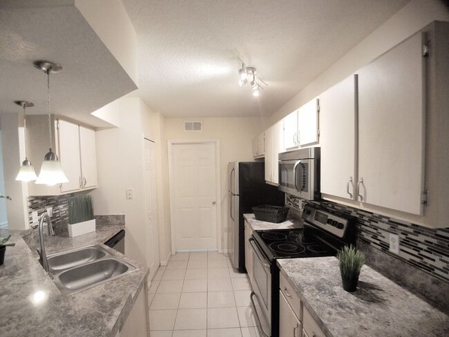 Building Photo - Gorgeous  Forest View, Wood Floors  1/1 condo for RENT @The Crest close to UCF.