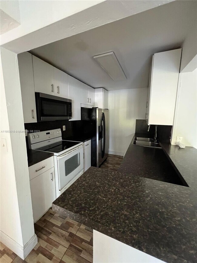 Building Photo - 10357 N Kendall Dr