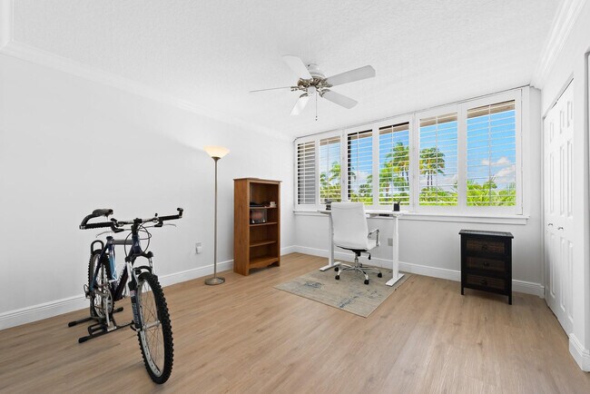 Building Photo - 1100 SE 5th Ct