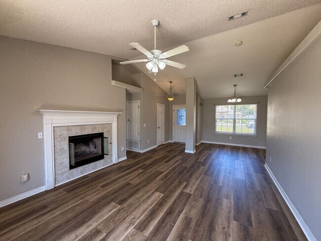 Building Photo - 3 bedroom 2 bath home with all new floorin...