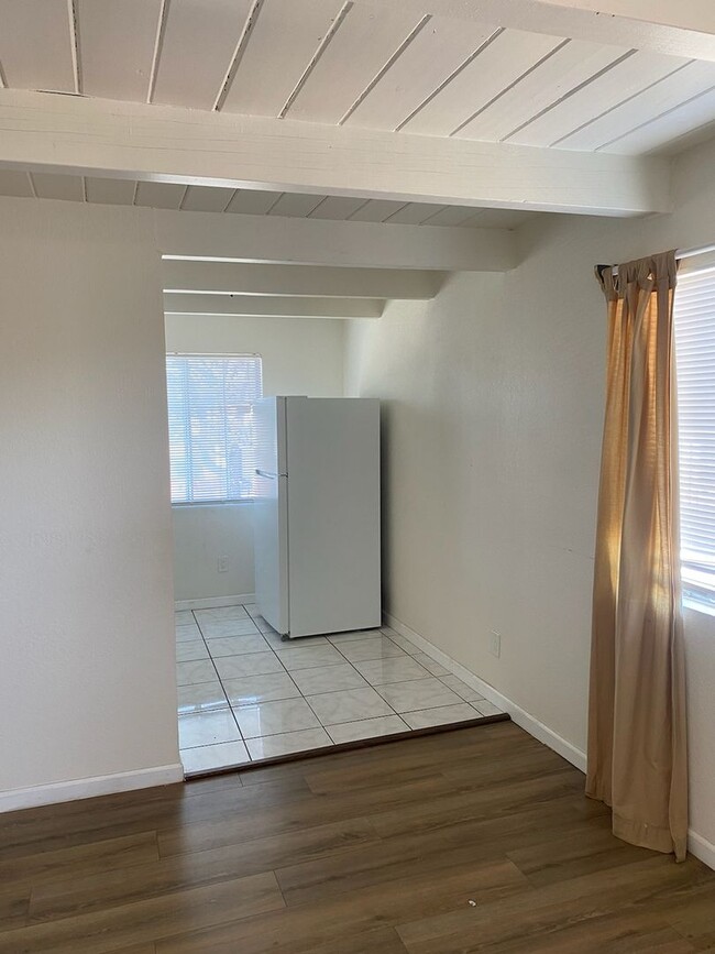 Building Photo - 2 Bedroom 1 Bath Upstairs Unit in Richmond...