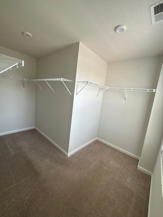 Building Photo - Spacious 5-Bedroom Home in Dillon Lakes