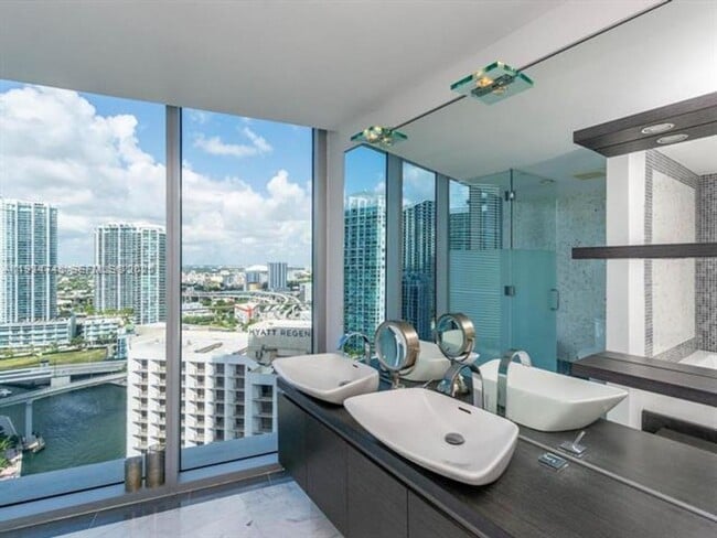 Building Photo - 200 Biscayne Blvd Way