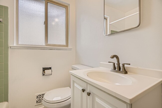 Building Photo - Bright and open updated duplex located in a prime area of Rosedale!