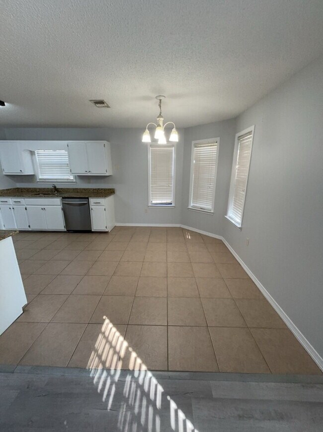 Building Photo - Pet friendly and ready for move in!