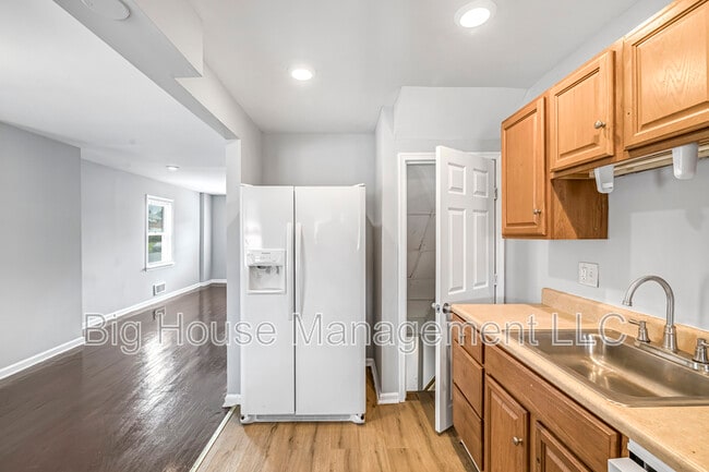 Building Photo - 2107 Hawthorne Rd