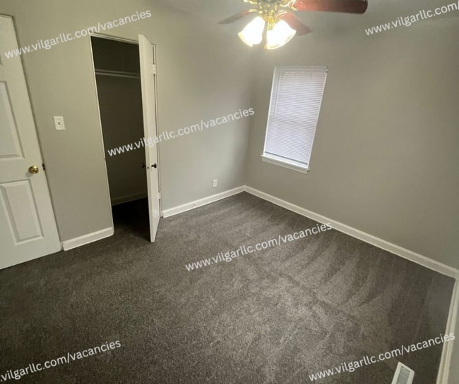 Building Photo - Spacious & Updated 2 large bedrooms & 2 fu...
