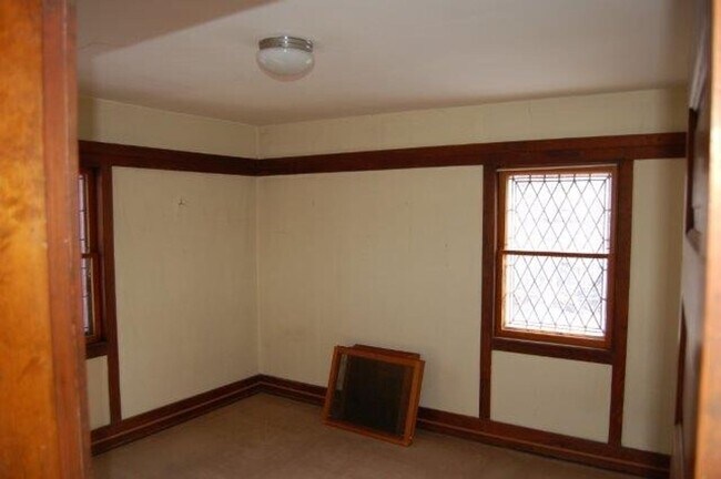 Building Photo - The Lamp House - 4 Br., 3 Bath Home  Available 8/15/2026-8/14/2027