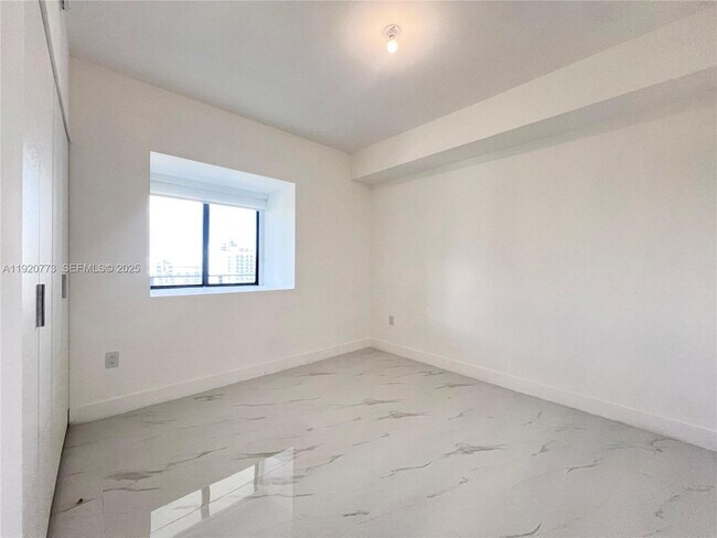 Building Photo - 700 NE 24th St