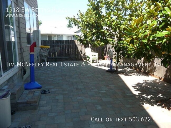 Building Photo - 1918 SW Betty's Pl