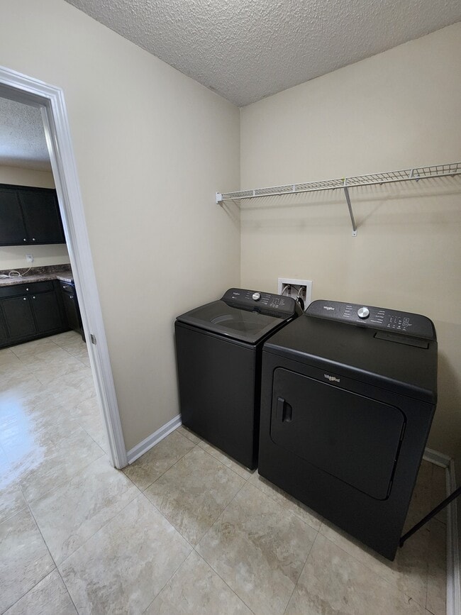 Building Photo - 1239 Askew Dr