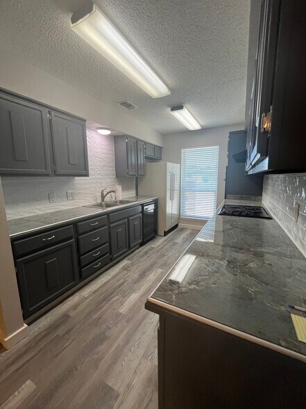 Building Photo - 6160 Denis Ln