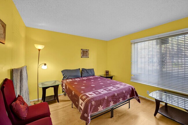 Building Photo - PARTIALLY FURNISHED 3 BEDROOM TOWNHOME NEAR CHINATOWN & STRIP