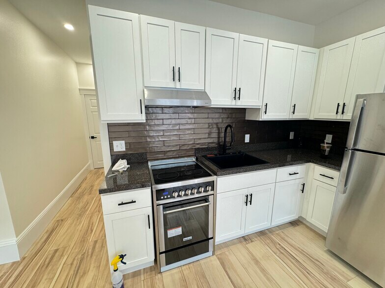 Building Photo - 884 Huntington Ave