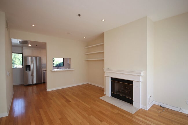 Building Photo - 111 S Oak Knoll Ave