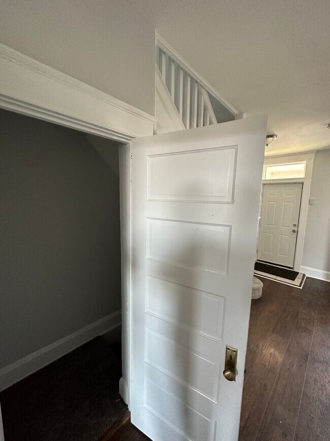 Building Photo - 3 Bedroom with Private Garage