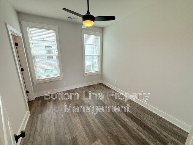 Building Photo - 607 W Tremont Ave