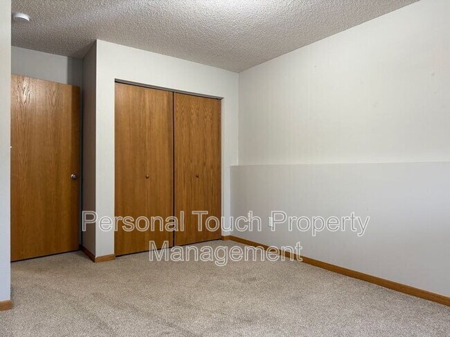 Building Photo - 2510 Amber Valley Ct S