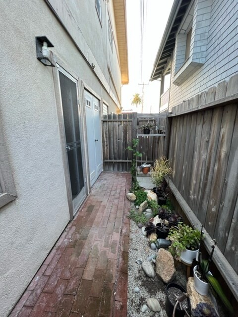 Building Photo - 253 W Canada