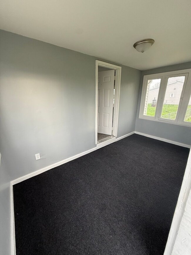 Building Photo - Cute 2 Bedroom Home with Large yard!