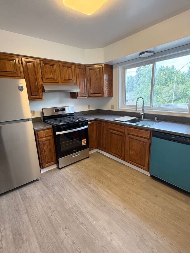 Primary Photo - Move in BONUS- 2 weeks FREE! | New kitchen...