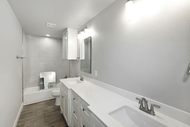 Building Photo - 7616 Woodford Ave