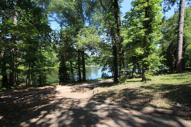 Building Photo - Charming home on Brooks Lake!