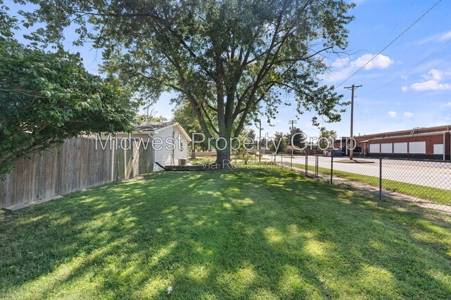 Building Photo - 1595 Flicker Dr