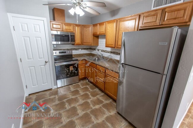 Building Photo - 448 N Lesueur