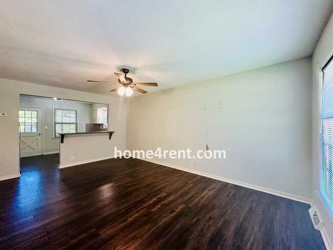 Building Photo - Updated Kitchen w/ Granite Counters, Subway Tile, SS Appliances