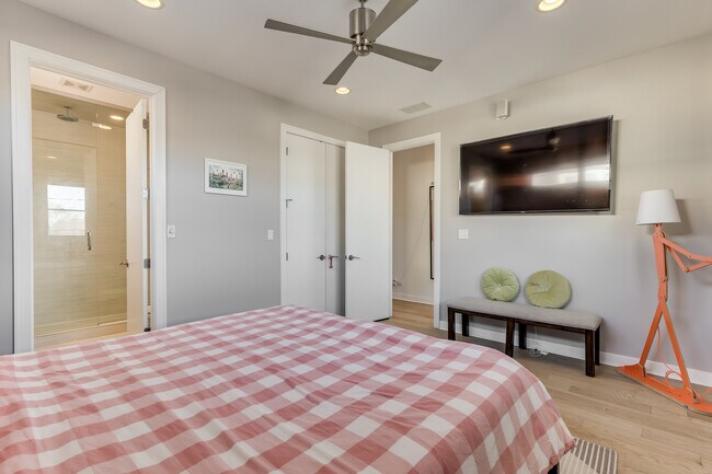 Building Photo - 922 N Hermitage Ave