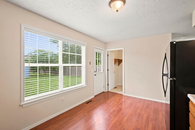 Building Photo - 511 E Dyann Dr