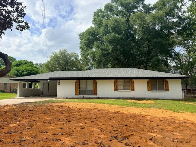 Building Photo - Newly Renovated Property - Family Home