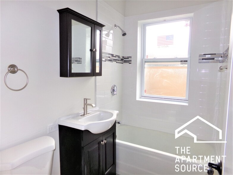 Building Photo - 914 Green Bay Rd