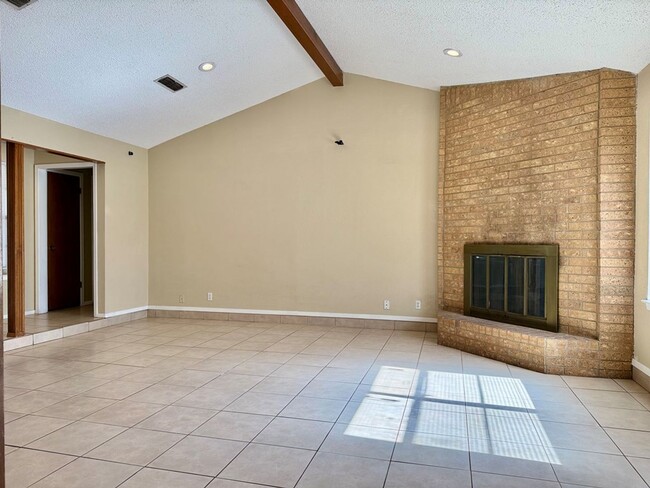 Building Photo - 3 Bedroom, 2 Bath Rental