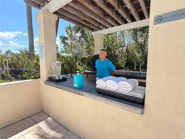 Building Photo - 400 South Pointe Dr