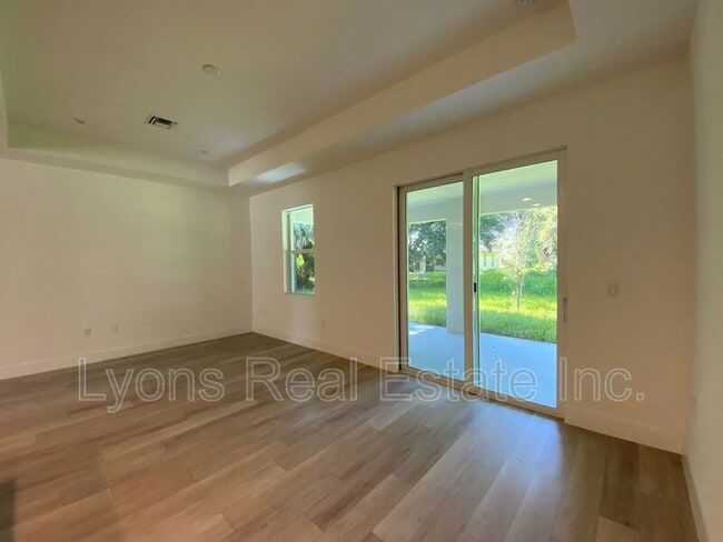 Building Photo - 2635 Starview Ave