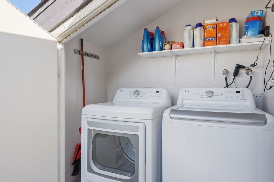 Building Photo - 450 W Vermont Ave